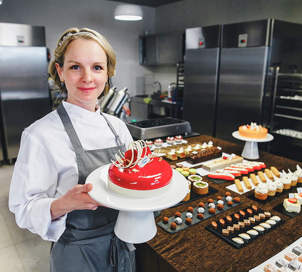 Девушка с тортом